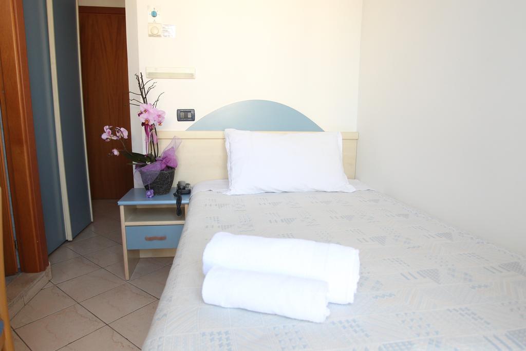 Hotel Giorg - Waterpark Included Rimini Bagian luar foto