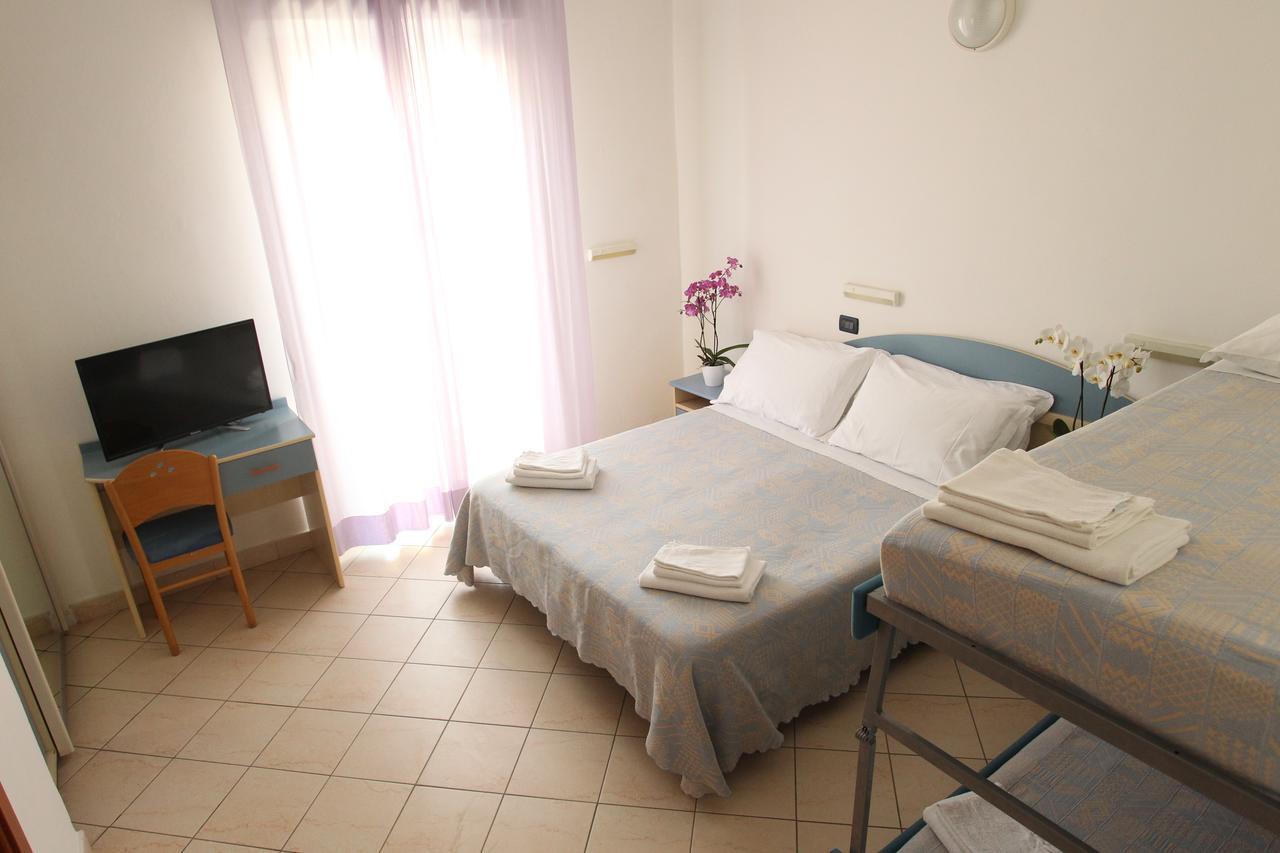 Hotel Giorg - Waterpark Included Rimini Bagian luar foto