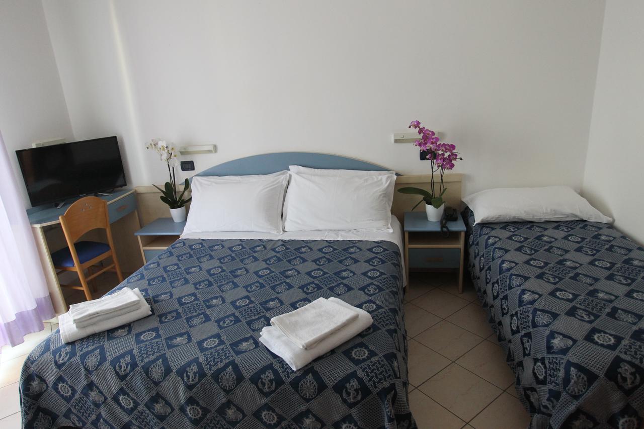 Hotel Giorg - Waterpark Included Rimini Bagian luar foto