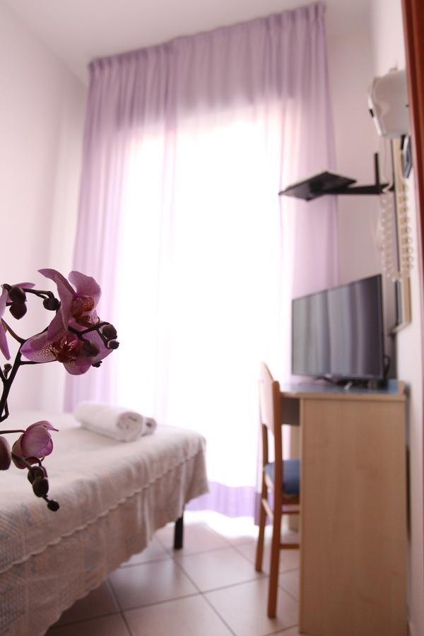 Hotel Giorg - Waterpark Included Rimini Bagian luar foto
