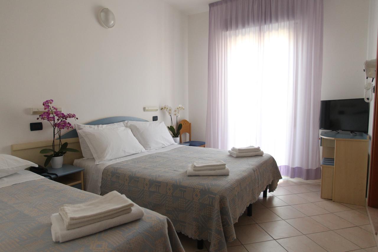 Hotel Giorg - Waterpark Included Rimini Bagian luar foto