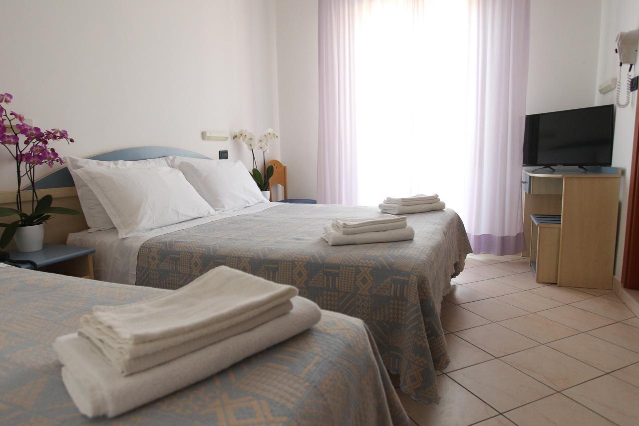 Hotel Giorg - Waterpark Included Rimini Bagian luar foto